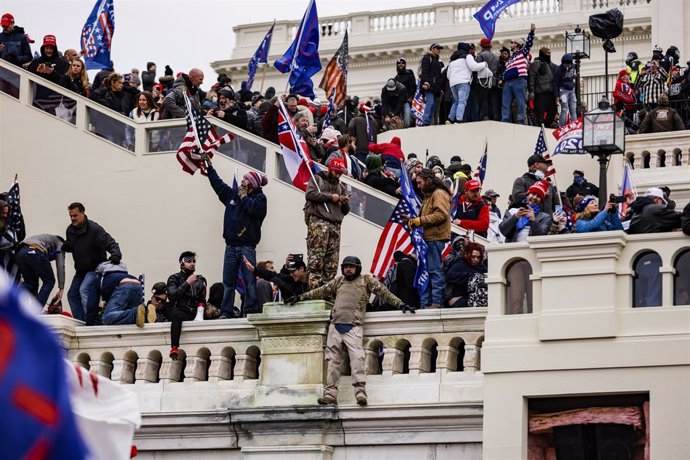 Protesta de seguidores de Donald Trump junto al Congreso de Estados Unidos