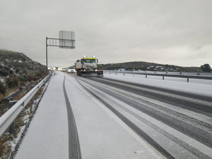 Imagen de un camión quitanieves en una carretera de la Región