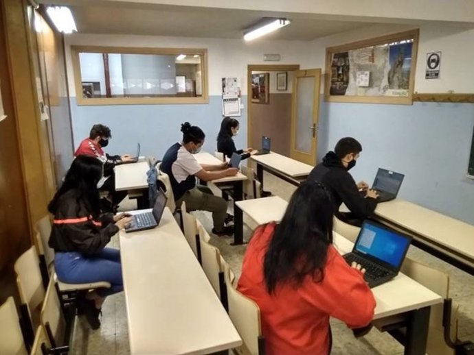 AXA de Todo Corazón, la asociación de voluntariado de AXA, ha donado casi 1.400 equipos y 242 pantallas utilizadas por sus empleados a 44 centros de 35 ONG