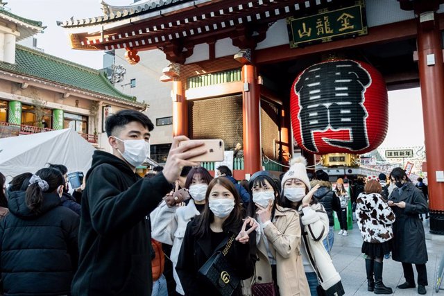 Un grupo de personas visita el templo de Senso-ji, en Tokio, con motivo de las celebraciones de Año Nuevo.