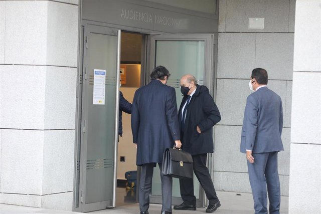 El exministro del Interior Jorge Fernández Díaz (c) acude a declarar como investigado ante el juez de la Audiencia Nacional Manuel García-Castellón, que investiga la 'operación Kitchen', en Madrid (España), a 30 de octubre de 2020. El juez de la Audiencia