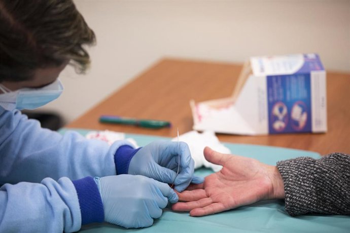 Un sanitario realiza una prueba de detección del Covid-19 (Archivo)