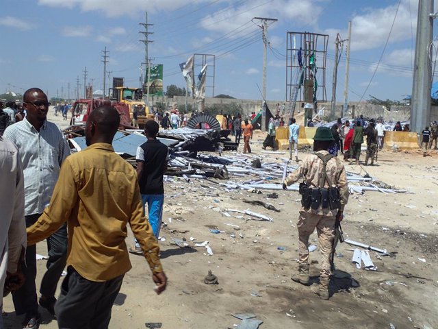 Civiles y miembros de las fuerzas de Somalia tras un atentado de Al Shabaab en Mogadiscio