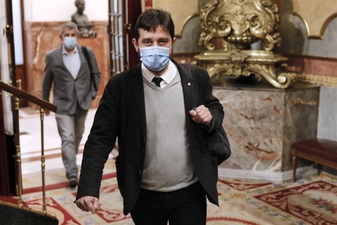 El diputado de Unidas Podemos Rafa Mayoral, a su llegada a una sesión plenaria en el Congreso de los Diputados, en Madrid (España), a 29 de septiembre de 2020.