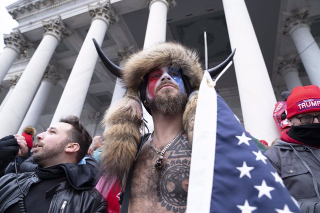 06 January 2021, US, Washington: Supporters of US President Donald Trump storm the US Capitol building where lawmakers were due to certify president-elect Joe Biden's win in the November election. Photo: Douglas Christian/ZUMA Wire/dpa