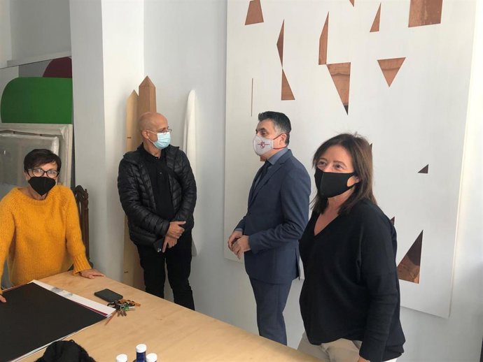 Imagen de la visita del director general del Instituto de las Industrias Culturales y las Artes, Juan Antonio Lorca, y el catedrático y comisario Juan Bautista Peiró a una de las galerías que participan en RUT-ARTE