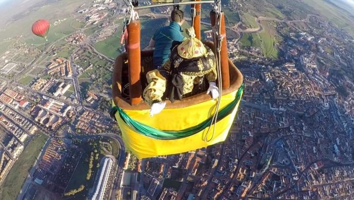 Uno de los Reyes Magos sobrevolando Cáceres en globo en la cabalgata aérea del día 5