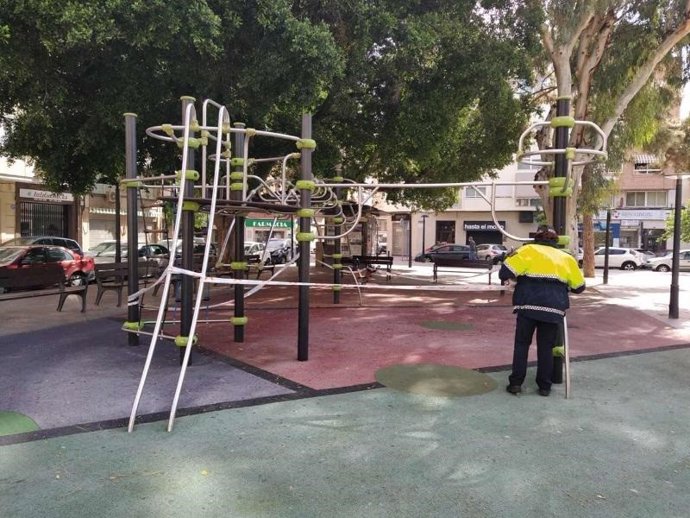 La Policía cierra parques infantiles e intensifica controles de aforo en comercios y hostelería