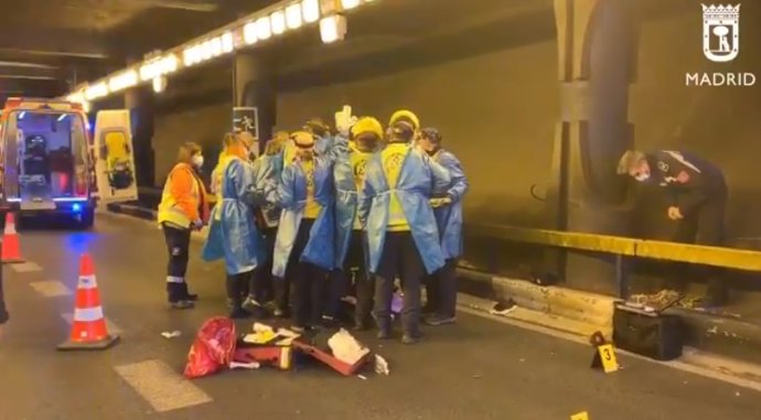 En estado crítico un motorista tras chocar contra un vehículo en el túnel de María de Molina