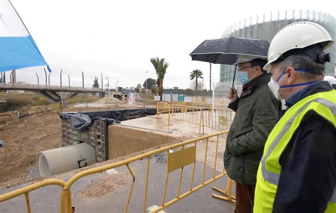El alcalde de Murcia, José Ballesta, junto al concejal de Desarrollo Sostenible y Huerta, Antonio Navarro, el edil de Pedanías y Barrios, Marco Antonio Fernández, ha visitado las obras que se están llevando a cabo en Puente Tocinos