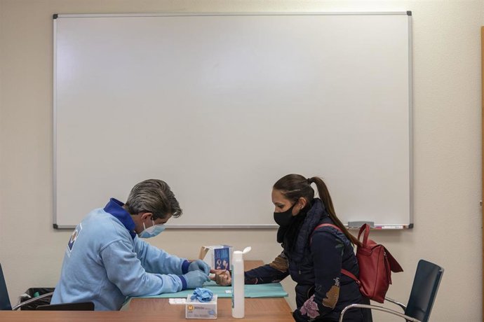 Una docente se hace el test en Sevilla por el coronavirus antes de retomar las clases