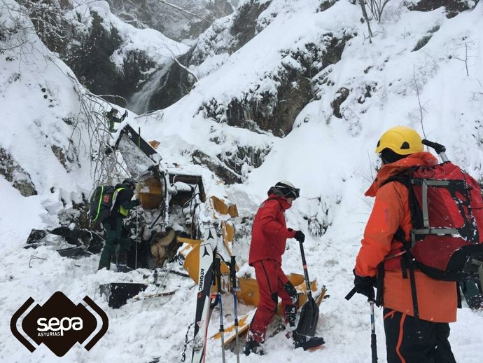 Efectivos de Bomberos trabajando en el rescate de los cuerpos de los dos operarios arrastrados por un alud en el Puerto de San Isidro.