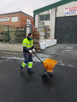 Operario esparce sal en Salamanca