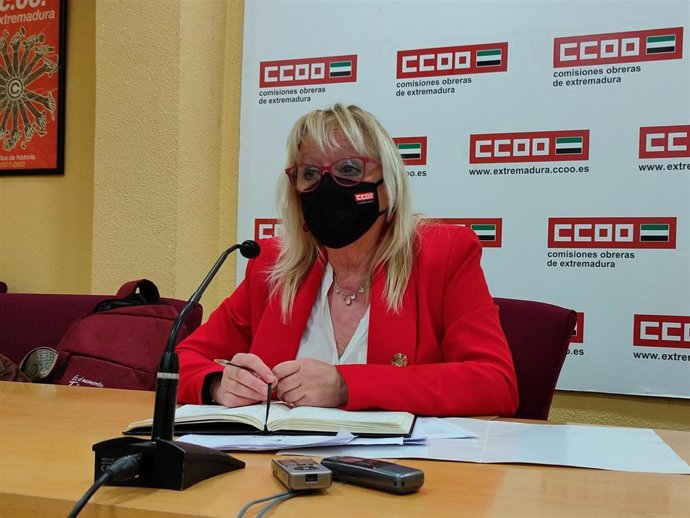 La secretaria general de CCOO Extremadura, Encarna Chacón, en una rueda de prensa.