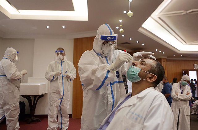 Un trabajdor sanitario realiza una prueba de coronavirus en Líbano