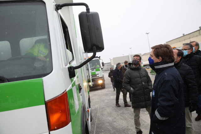 Almeida visita los cantones de limpieza viaria de Villa de Vallecas 