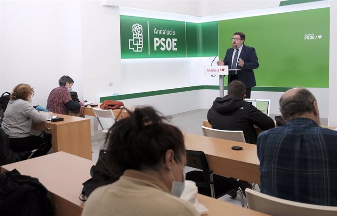 El portavoz adjunto del Grupo Parlamentario Socialista, Rodrigo Sánchez Haro, en rueda de prensa.