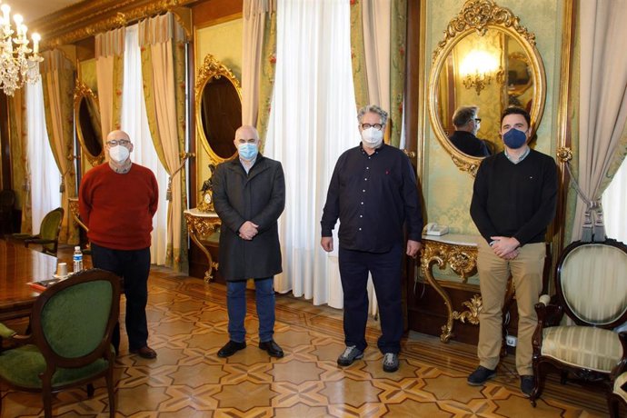 El arquitecto Patxi Mangado; el consejero José María Aierdi; el experto en edificación y profesor de la ETH de Zúrich, Andrea Deplazes; y el director gerente de Nasuvinsa, Alberto Bayona