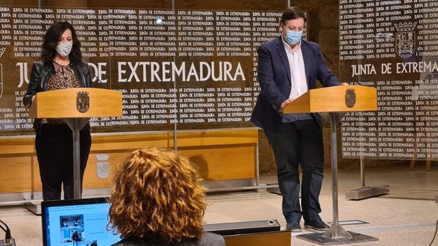 La consejera de Educación, Esther Gutiérrez, y el secretario general de Educación, Francisco Javier Amaya, en rueda de prensa sobre la vuelta a las clases tras las Navidades