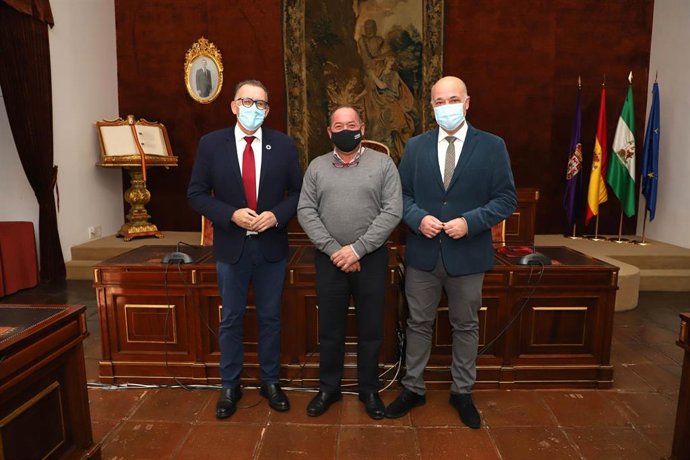 El presidente de la Diputación de Córdoba, Antonio Ruiz (dcha.), tras la firma con el Ayuntamiento de Belalcázar.