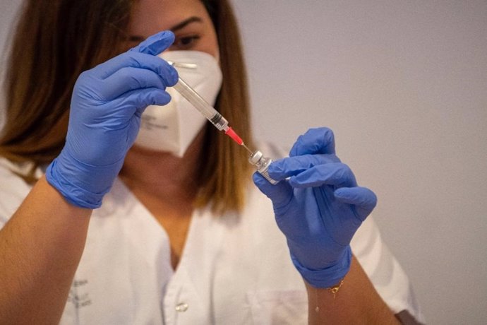 Una profesional prepara la primera dosis de la vacuna para su administración en la residencia de gente mayor Oms-Sant Miquel, de Palma. Domingo 27 de diciembre de 2020.