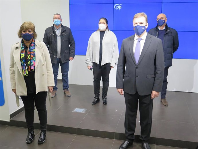 El secretario general del PP, Alberto Bretón, junto a presidentes de los consejos de Salud 'populares'