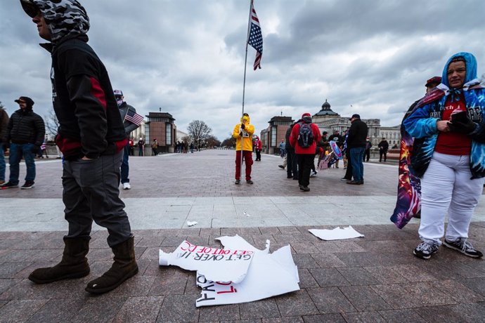 Simpatizantes de Donald Trump junto a la sede del Congreso