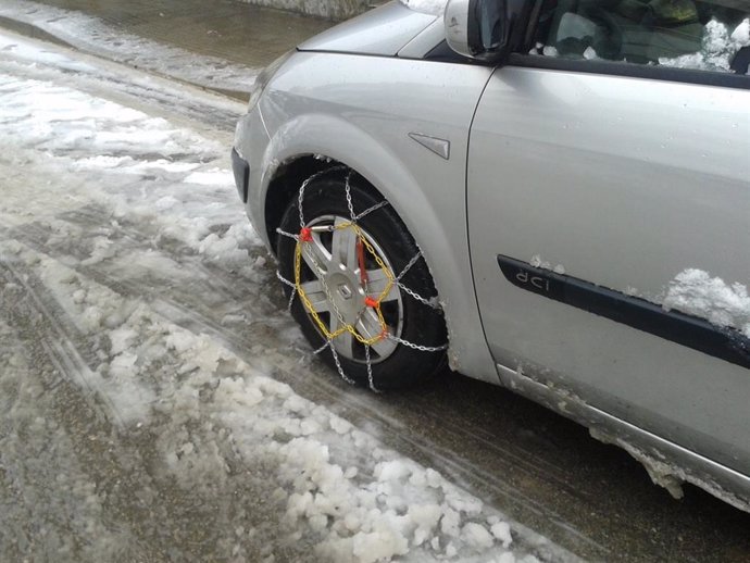 Coche con cadenas para la nieve