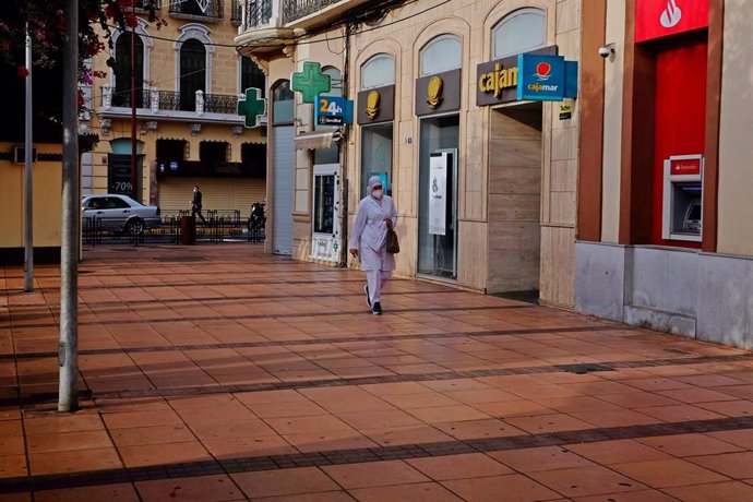 Una mujer camina por el centro urbano de Melilla, en una imagen de archivo de noviembre, cuando la ciudad autónoma endureció medidas por la pandemia