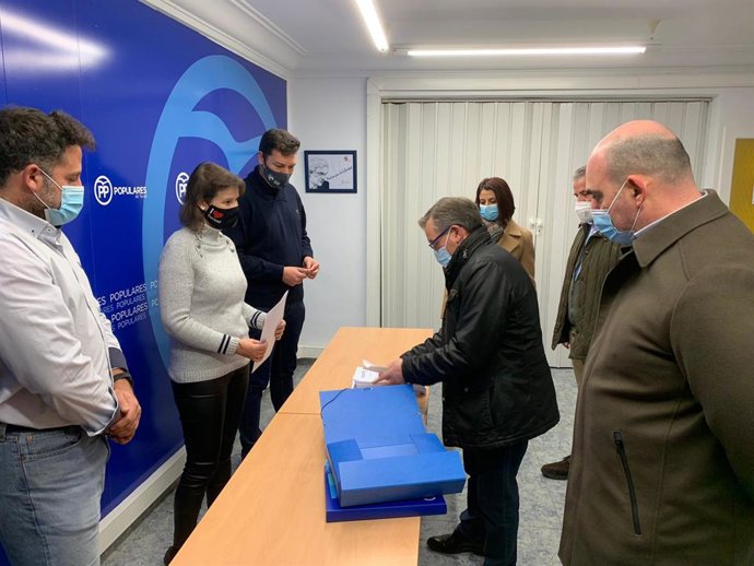 Joaquín Juste entrega los avales con los que aspira a repetir al frente del PP en Teruel.