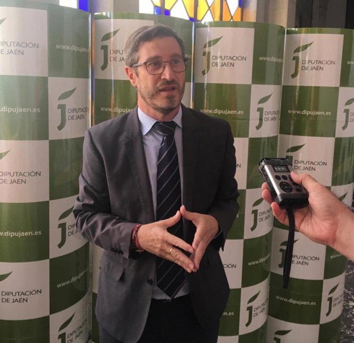 Miguel Contreras antes del pleno.