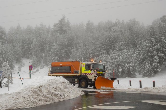 Una máquina quitanieves despeja la carretera M-601 durante el temporal de nieve en la Sierra de Madrid