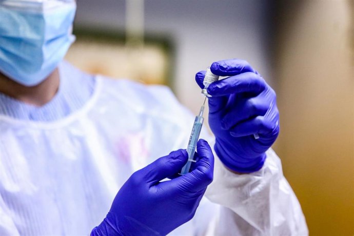 Un sanitario inyecta la vacuna durante el primer día de vacunación contra la Covid-19 en la residencia de mayores de Vallecas.