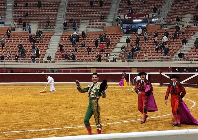 El torero madrileño Gómez del Pilar pasea una oreja en la plaza de toros de La Ribera en Logroño