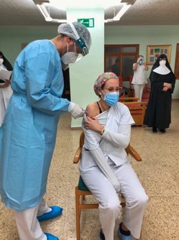 Una sanitaria vacuna a empleada de una residencia de Caravaca de la Cruz (Murcia)