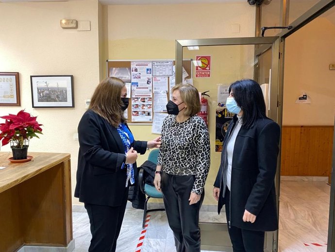 La delegada del Gobierno en Andalucía, Sandra García, en el centro, visita el Ayuntamiento de Albuñol