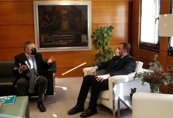 Xosé Antón González Riaño y Adrián Barbón.