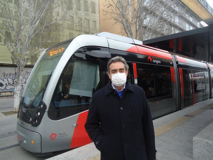 El portavoz de Vox en el Ayuntamiento de Zaragoza, Julio Calvo, delante de un tranvía.