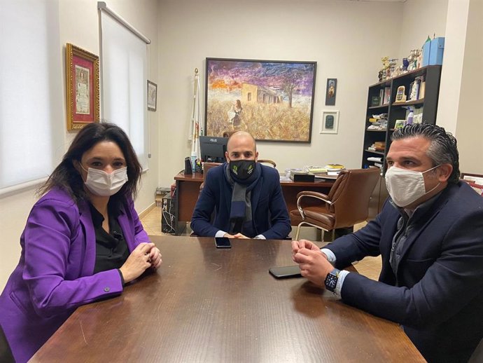 La vicepresidenta segunda de la Diputación, Margarita del Cid, informa de infraestructuras hidráulicas en las localidades de Villanueva del Trabuco, Villanueva de Tapia y Casabermeja.