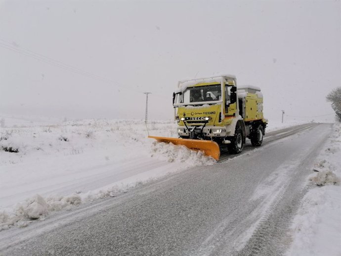 Una máquina quitanieves en una carretera de la Región de Murcia