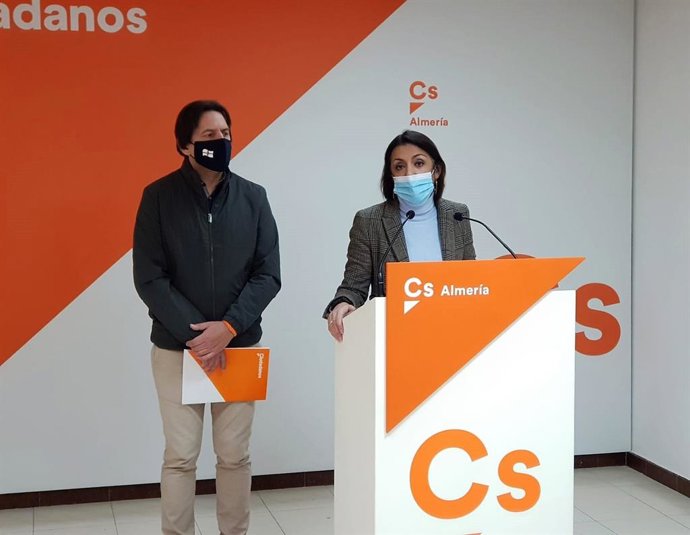 Marta Bosquet, junto a Rafael Burgos, en rueda de prensa en Almería