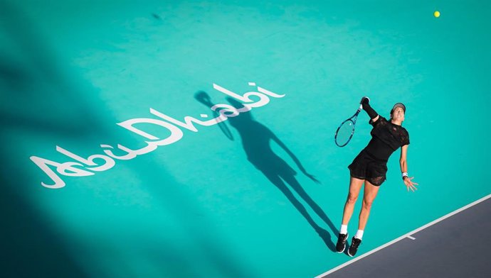 Garbiñe Muguruza sacando en Abu Dabi