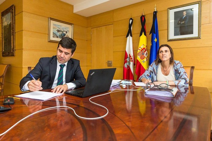La consejera de Presidencia, Interior, Justicia y Acción Exterior, Paula Fernández, junto al Director General de Justicia, Pablo Ortiz