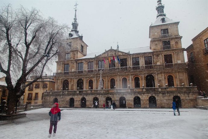 La plaza del Ayuntamiento de la ciudad de Toledo permanece bajo un manto de nieve ante la previsión de que aumente el nivel de alerta suba a rojo en las próximas horas