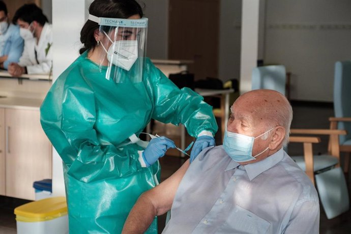 Crescencio Aranda, primero en recibir la vacuna en Ibiza contra el coronavirus