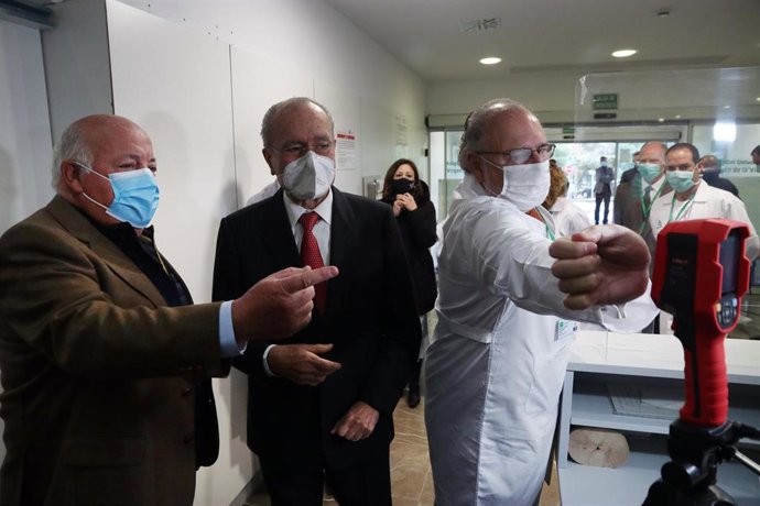 El alcalde de Málaga, Francisco de la Torre (c); junto al consejero de Salud y Familias, Jesús Aguirre (i), y el gerente del SAS, Miguel Ángel Guzmán (d) durante la visita a la ampliación de UCI del Hospital Universitario Virgen de la Victoria de Málaga