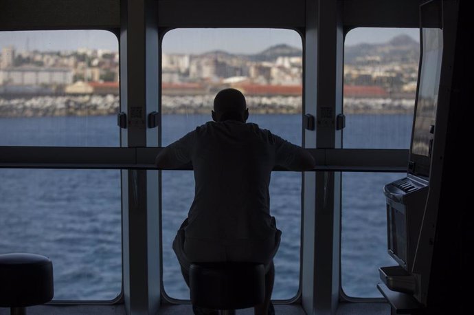 Un pasajero a bordo de una de las navieras FRS, tras la reanudación de la ruta Algeciras-Ceuta, una vez restablecida la circulación en todo el territorio nacional tras el fin del Estado de Alarma. En el Puerto de Algeciras, (Cádiz, Andalucía, España), a