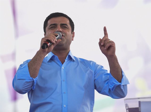 El antiguo copresidente del prokurdo Partido Democrático de los Pueblos (HDP) Selahattin Demirtas durante un acto en Estambul, Turquía