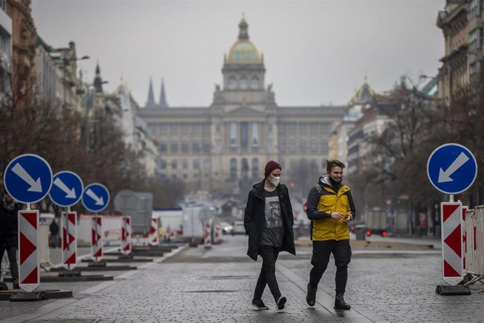 Personas paseando en Praga