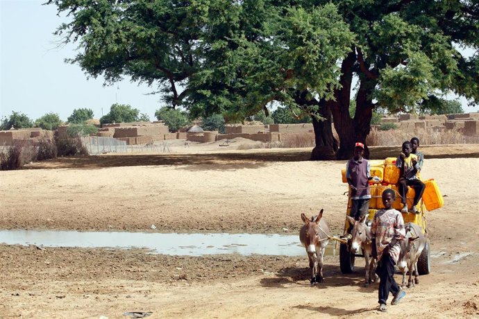 Un grupo de personas en la capital de Níger, Niamey,